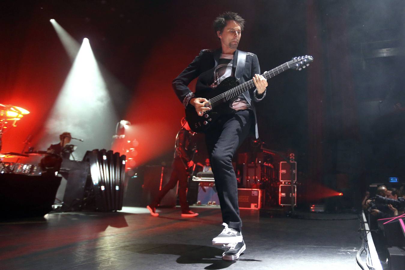 The singer of British rock band Muse, Matthew Bellamy, performs on stage on October 2, 2012 at the Olympia concert hall in Paris. The band released last week its sixth album entitled "The 2nd Law", inspired by the movies music dubstep from the 80's.   AFP PHOTO  THOMAS SAMSON TELETIPOS_CORREO:%%%,MUSIC,%%%,%%%